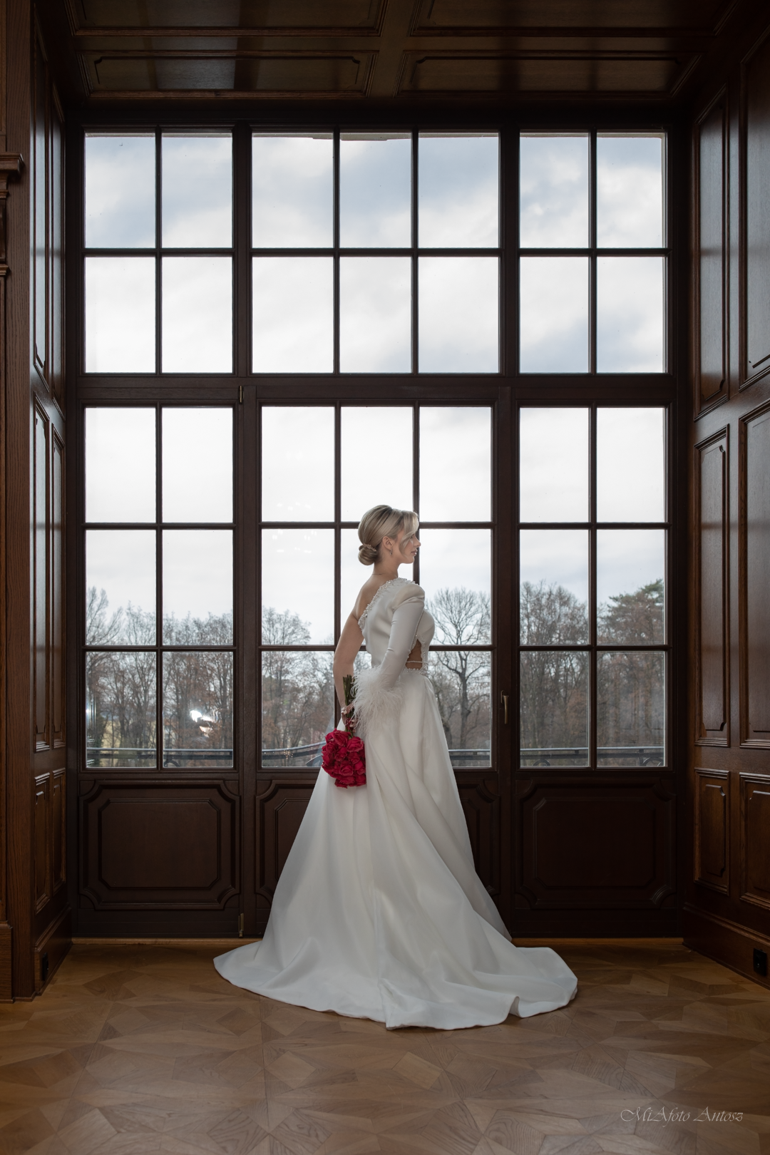 panna młoda na tle okna z różami