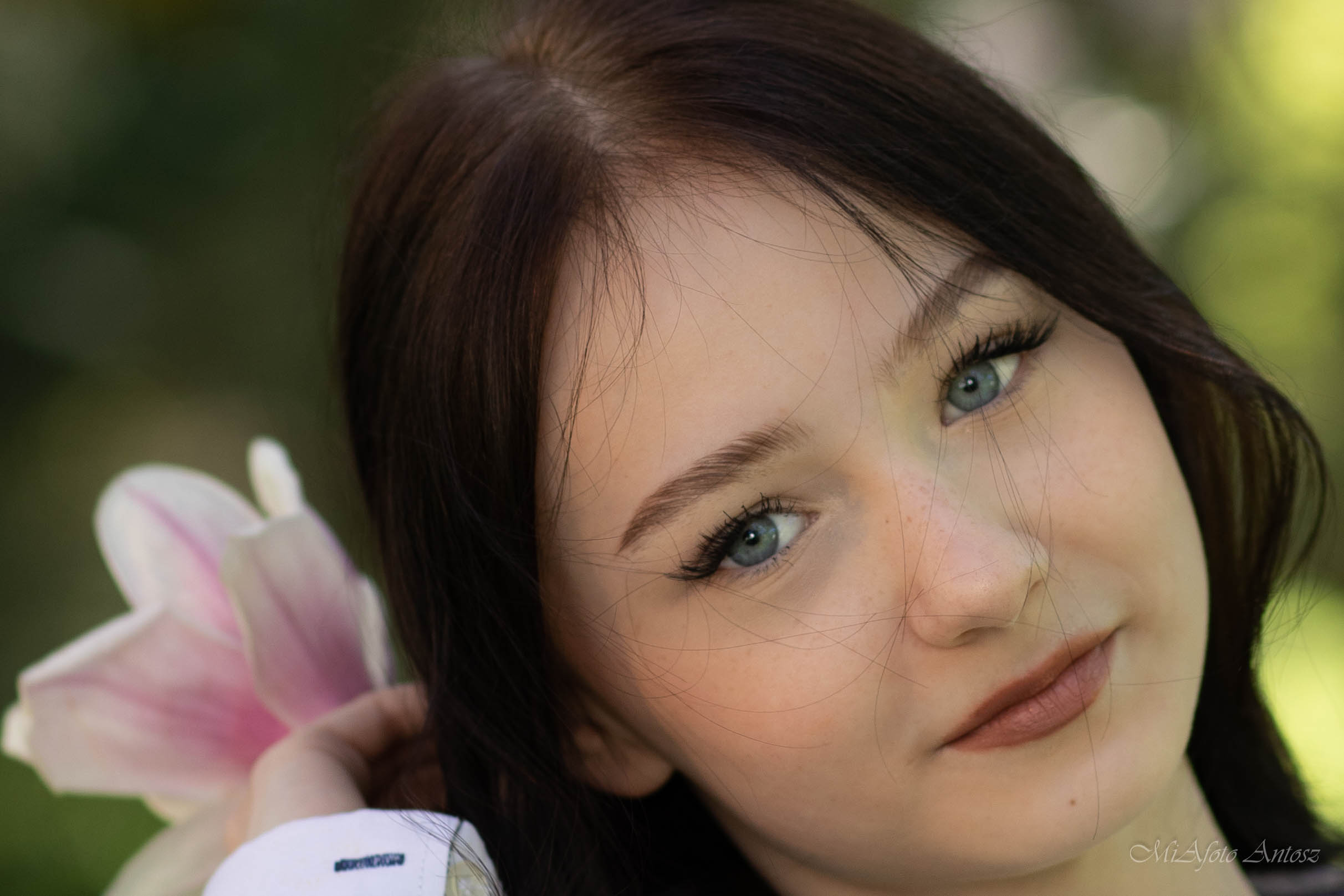 kwiat magnolii we wlosach portret