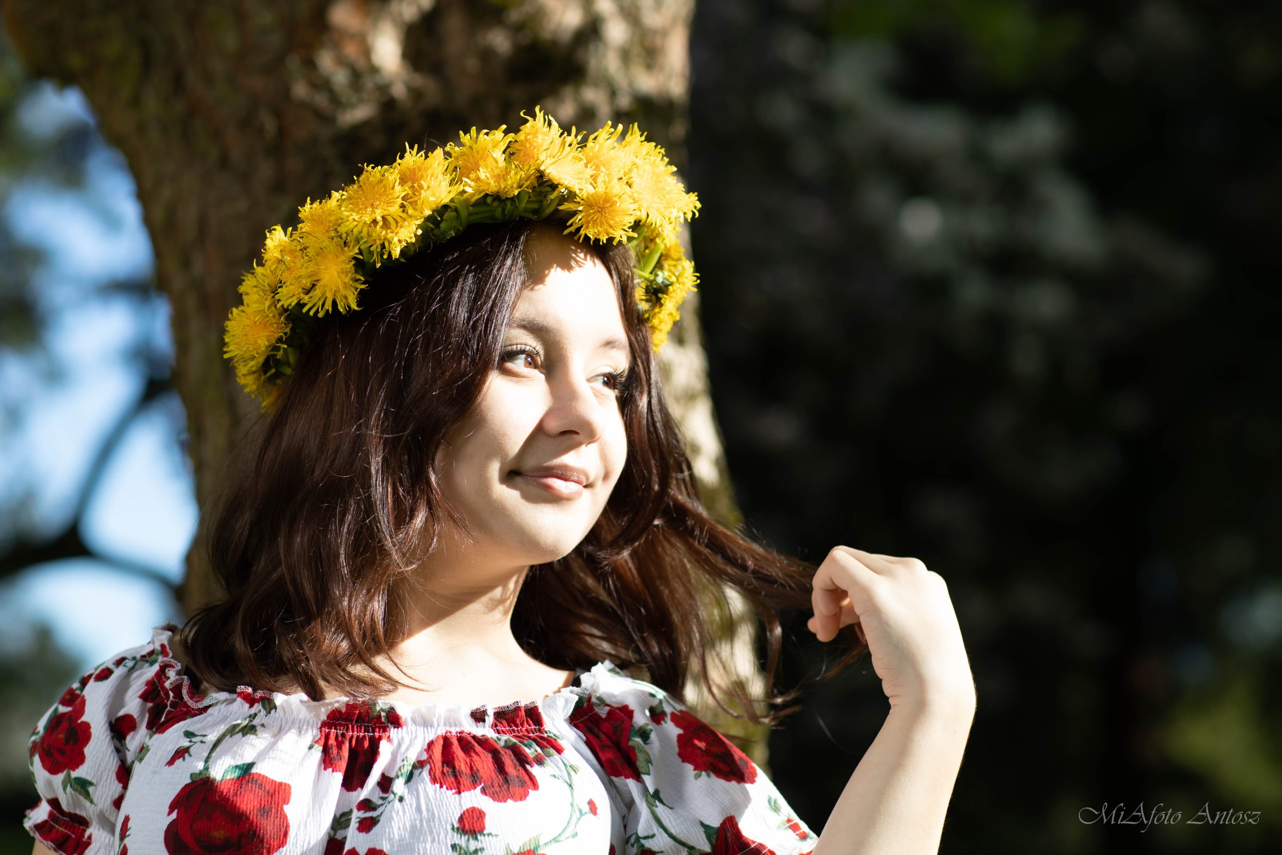 sesja plenerowa z wiankiem z mleczy