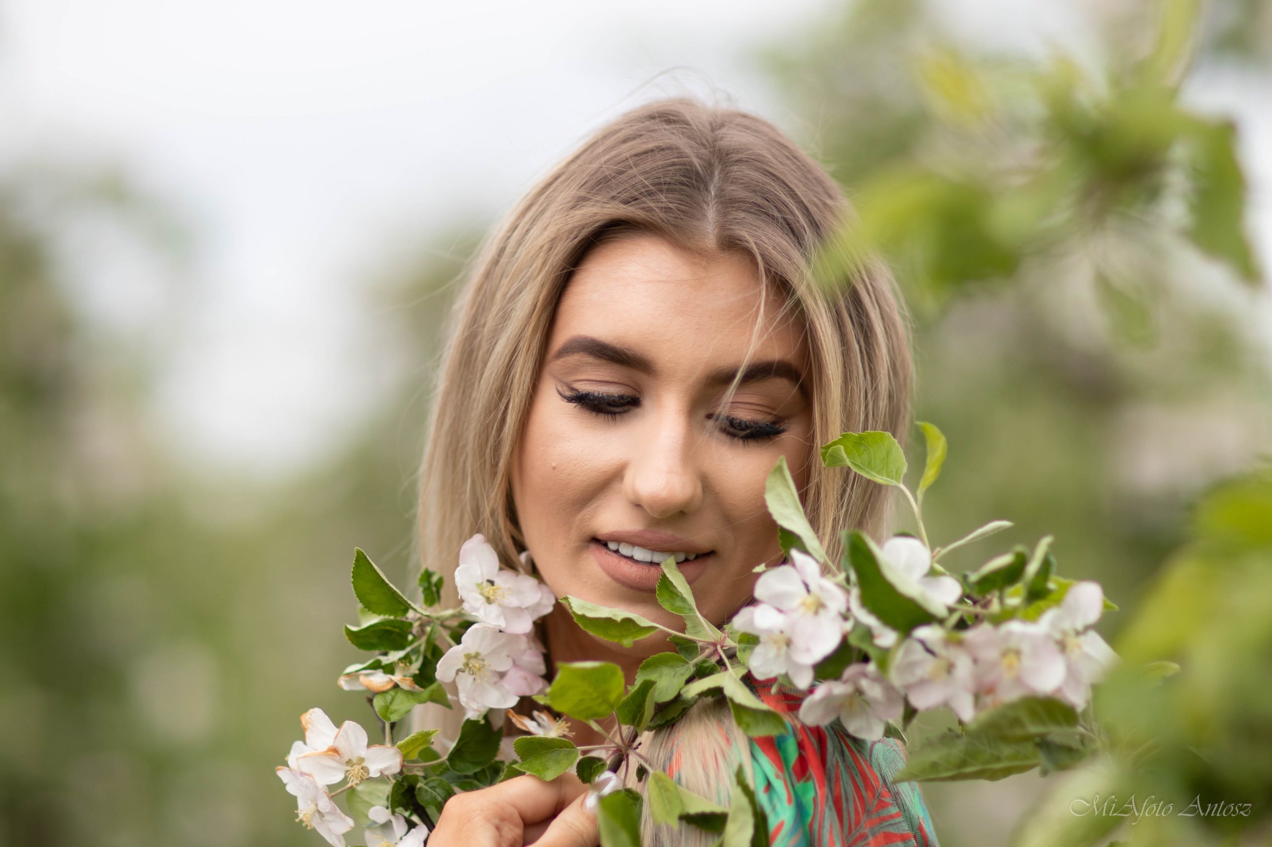 sesja kobieca kwitnące jabłonie