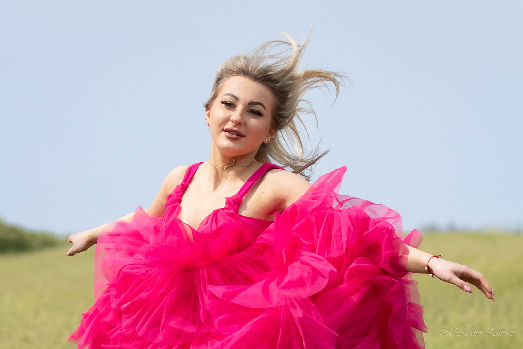 biegnąca po łące miafoto antosz