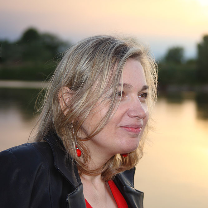 miafoto profil kobiety na tle zachodu słońca