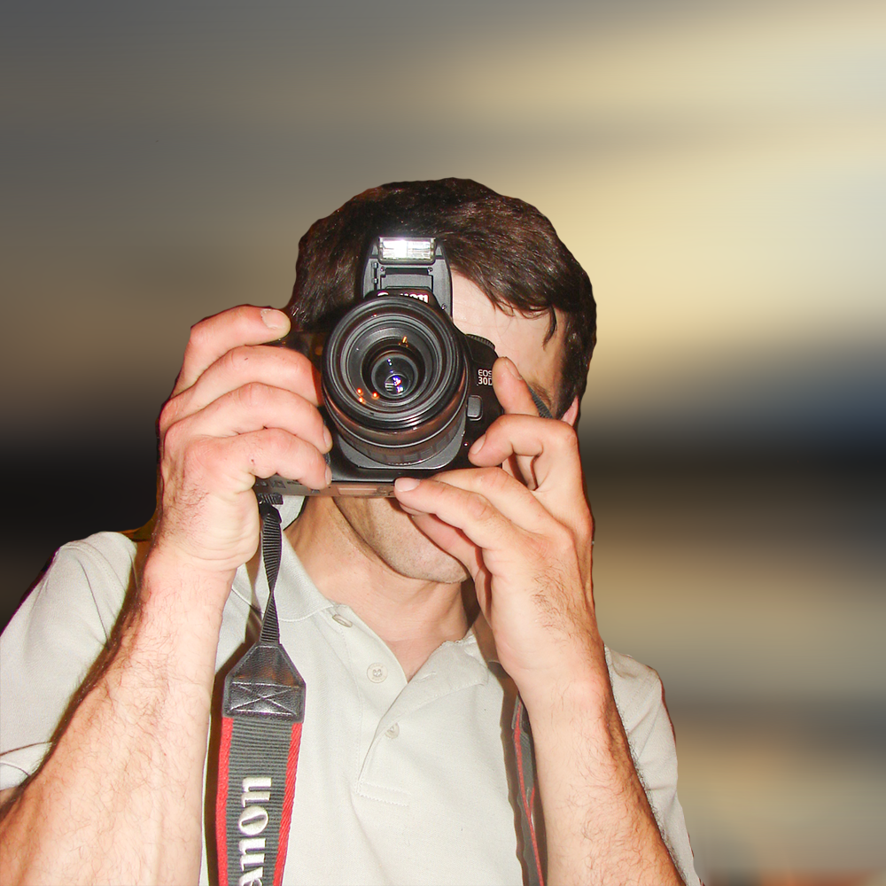 miafoto mężczyzna z aparatem na tle zachodu słońca